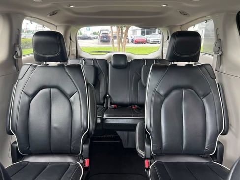 Used 2023 Chrysler Pacifica Limited FWD image 18