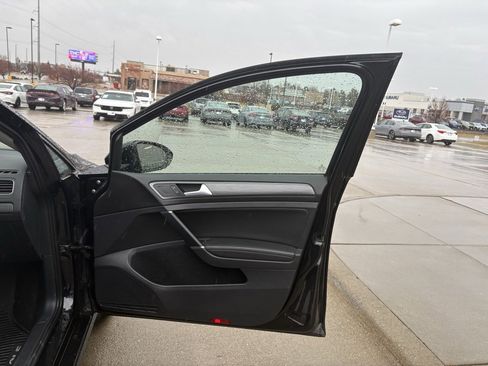 Used 2019 Volkswagen Golf SE w/ Driver Assistance Package image 22
