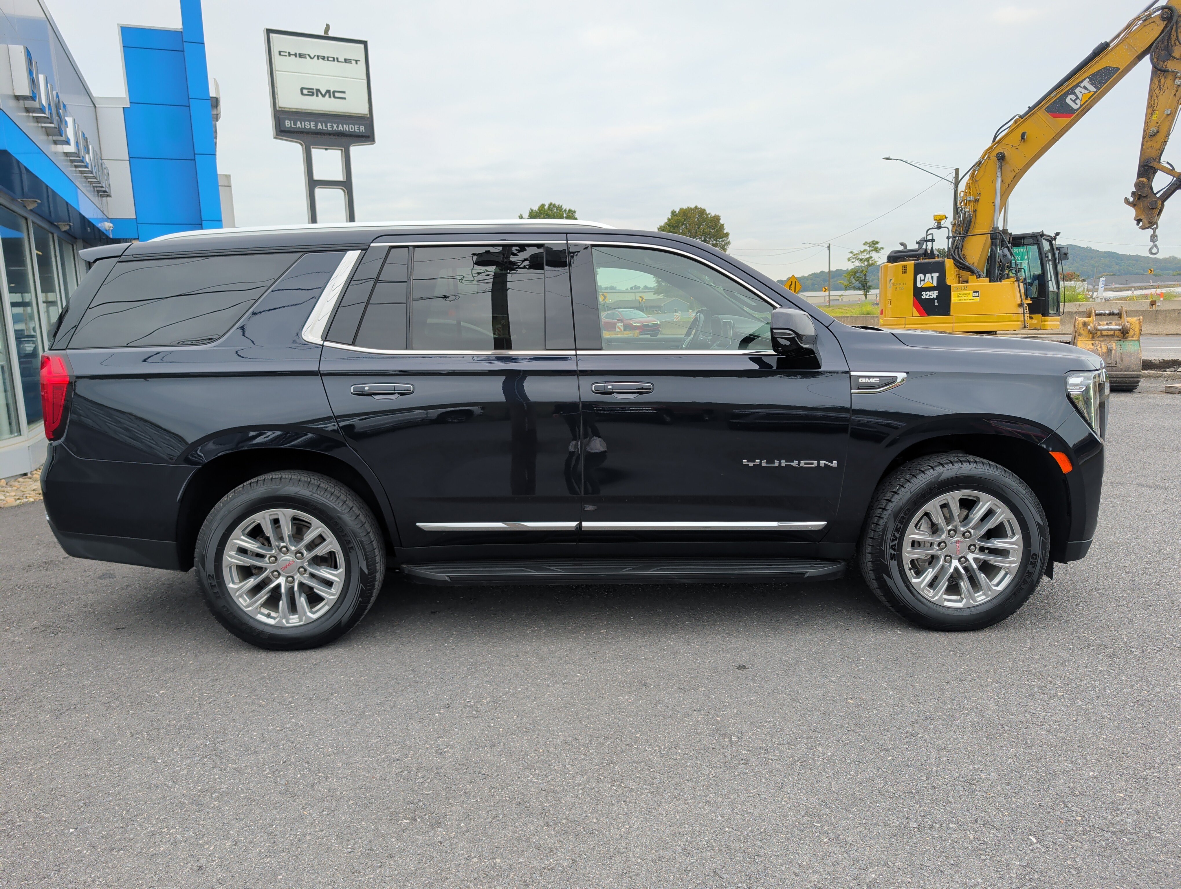 Used 2021 GMC Yukon SLT w/ SLT Luxury Plus Package AWD/4WD image 2