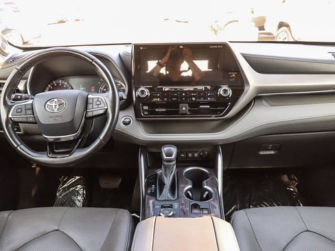 Certified 2020 Toyota Highlander Limited AWD/4WD image 13