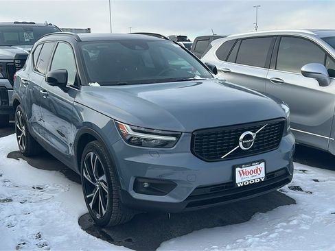 Used 2020 Volvo XC40 T5 R-Design image 2