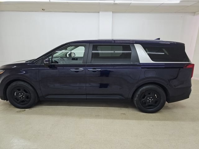 Used 2025 Kia Carnival FWD image 18