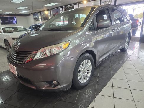 Used 2011 Toyota Sienna XLE image 1