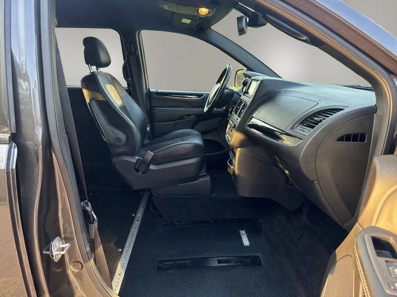 Used 2019 Dodge Grand Caravan SXT w/ Blacktop Package FWD image 25