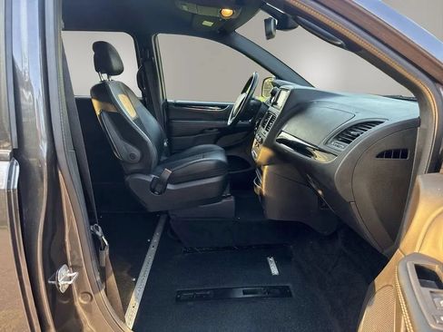 Used 2019 Dodge Grand Caravan SXT w/ Blacktop Package FWD image 25