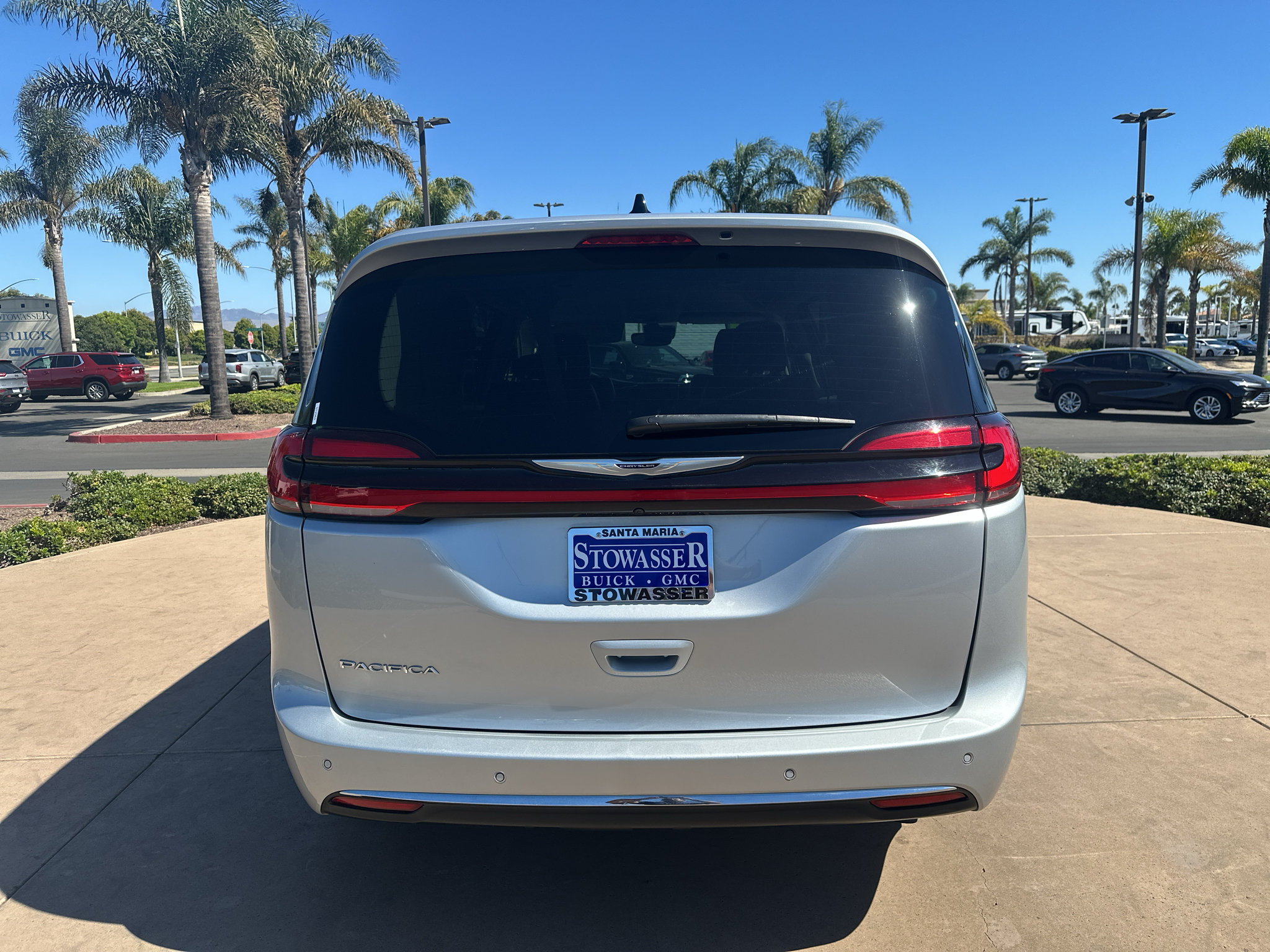 Used 2024 Chrysler Pacifica Touring-L FWD image 6