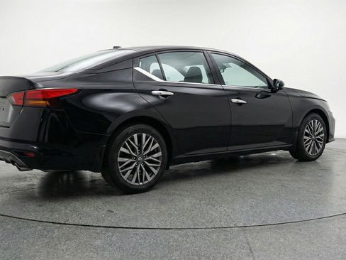 Used 2025 Nissan Altima 2.5 SV image 9