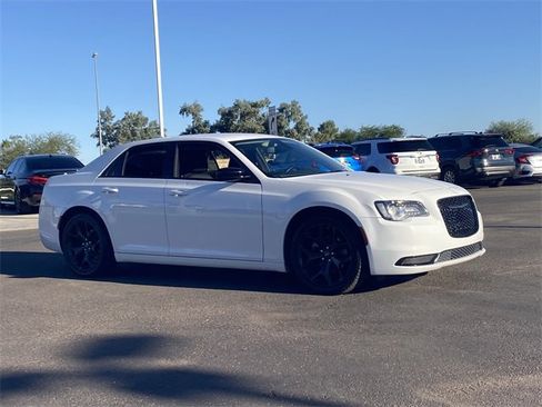 Used 2022 Chrysler 300 Touring w/ Sport Appearance Package image 4