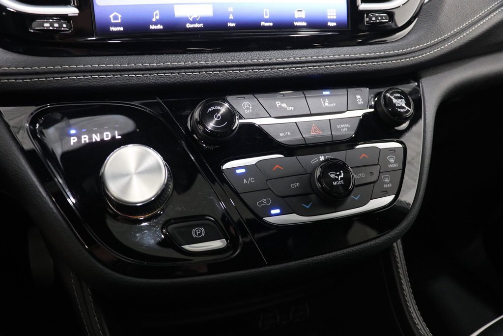 Used 2025 Chrysler Pacifica Limited FWD image 26