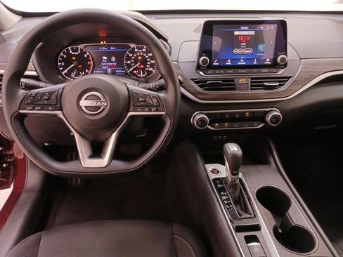 Used 2025 Nissan Altima 2.5 SV image 14