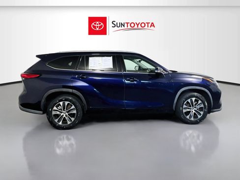 Used 2021 Toyota Highlander XLE FWD image 2