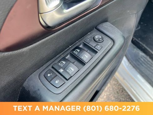 Used 2019 Chrysler Pacifica Touring-L FWD image 13