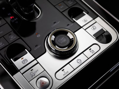 Used 2025 Bentley Flying Spur Plug-In Hybrid image 28