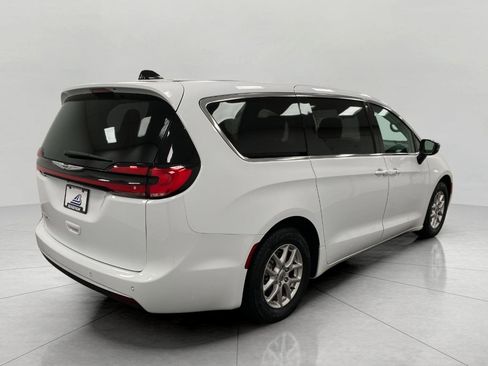 Used 2024 Chrysler Pacifica Touring-L image 4
