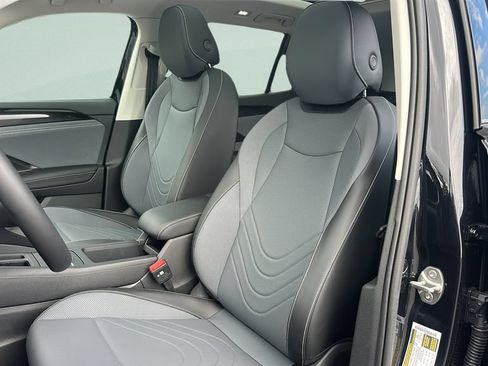 New 2026 Volkswagen Tiguan SE FWD image 25