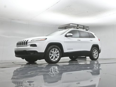Used 2017 Jeep Cherokee Latitude FWD image 46