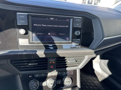 Used 2023 Volkswagen Jetta SE image 17