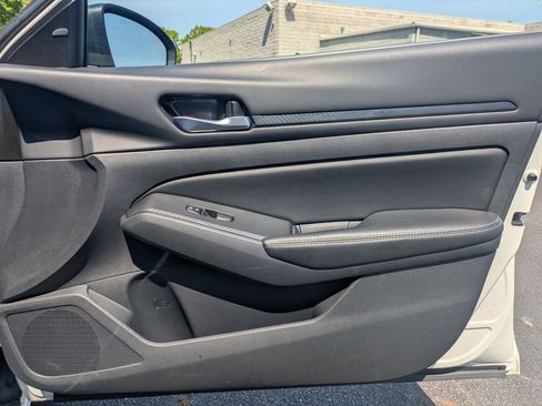Used 2025 Nissan Altima 2.5 SV FWD image 29