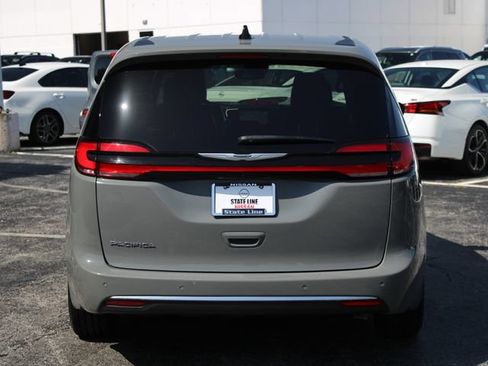 Used 2025 Chrysler Pacifica Select FWD image 8