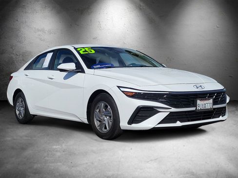 Certified 2025 Hyundai Elantra SE image 2