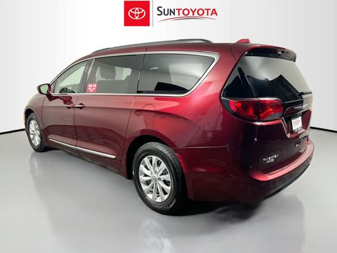 Used 2017 Chrysler Pacifica Touring-L FWD image 6
