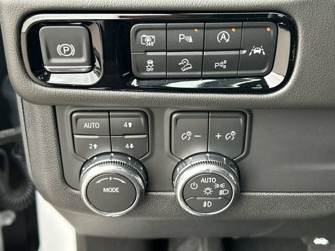 Used 2026 GMC Yukon AT4 AWD/4WD image 18