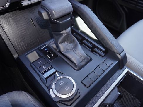 Certified 2025 Toyota Tacoma SR5 AWD/4WD image 18