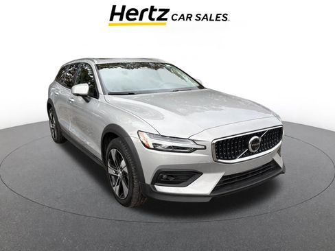 Used 2025 Volvo V60 B5 Cross Country Plus image 1