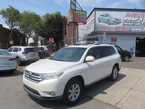 Used 2013 Toyota Highlander SE AWD/4WD image 2