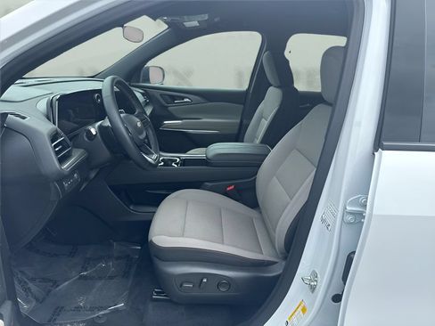 Used 2025 Chevrolet Traverse LT FWD image 9