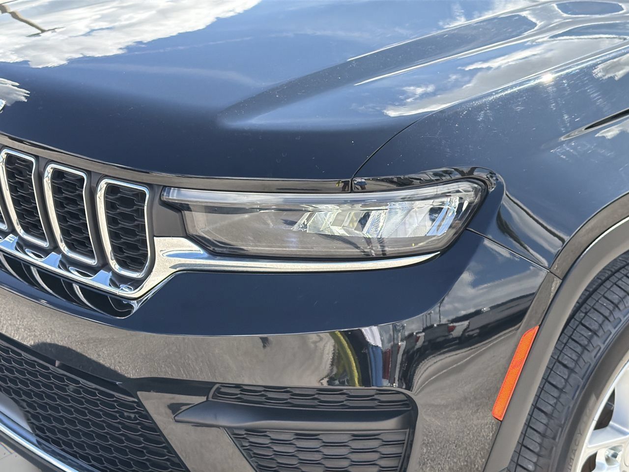 Used 2023 Jeep Grand Cherokee Laredo w/ Luxury Tech Group I RWD image 6