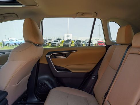 Used 2019 Toyota RAV4 XLE w/ Convenience Package FWD image 20