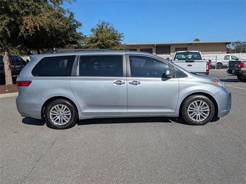Used 2016 Toyota Sienna XLE image 2