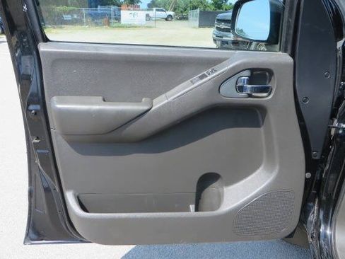 Used 2010 Nissan Frontier SE w/ SE Value Truck Pkg AWD/4WD image 6