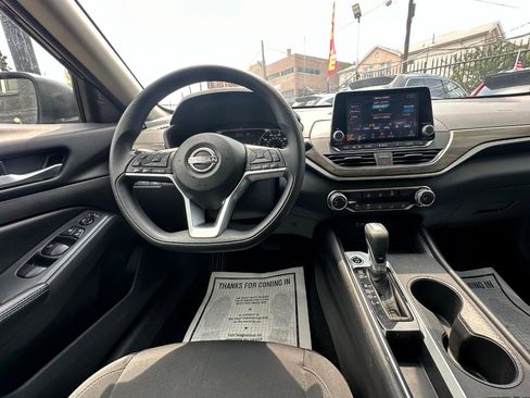 Used 2025 Nissan Altima 2.5 SV FWD image 11