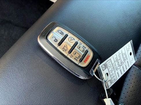 Used 2024 Chrysler Pacifica Touring-L FWD image 15