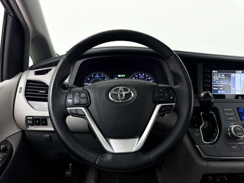 Used 2018 Toyota Sienna XLE w/ XLE Navigation Package FWD image 27