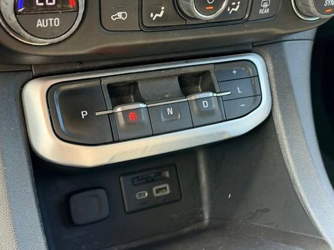 Used 2022 GMC Acadia SLE w/ Driver Convenience Package FWD image 17