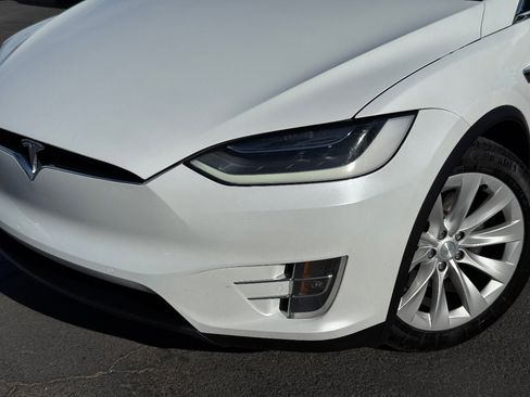 Used 2018 Tesla Model X image 3