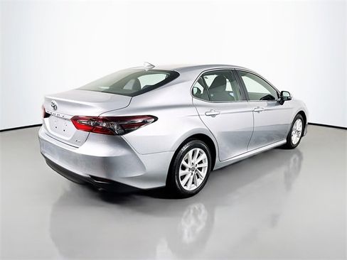 Used 2022 Toyota Camry LE image 9