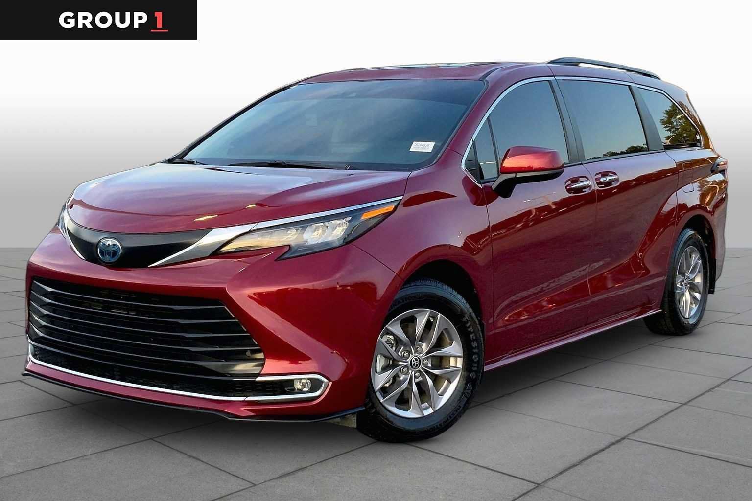Used 2024 Toyota Sienna XLE FWD image 1