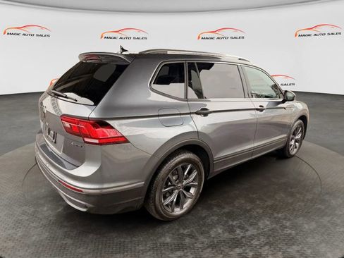 Used 2022 Volkswagen Tiguan SE w/ Panoramic Sunroof Package AWD/4WD image 11