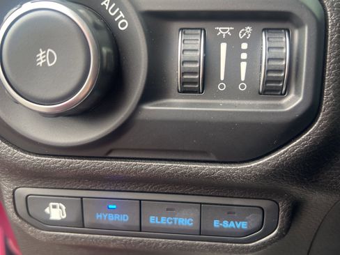 Used 2022 Jeep Wrangler Unlimited Sahara w/ Cold Weather Group image 19