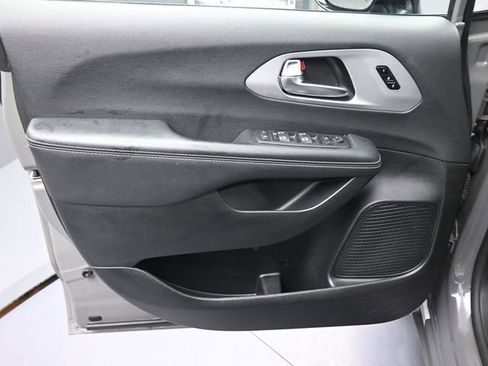 Used 2025 Chrysler Pacifica Limited image 18