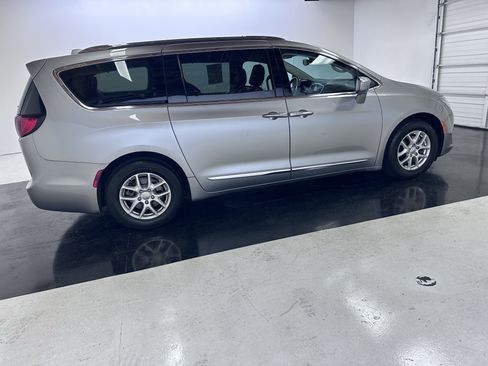 Used 2020 Chrysler Pacifica Touring-L FWD image 12