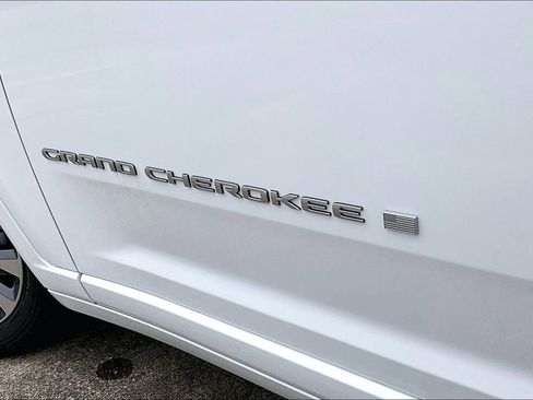 New 2025 Jeep Grand Cherokee L Overland w/ Advanced Protech Group III AWD/4WD image 15