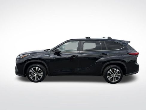 Used 2023 Toyota Highlander XLE image 3