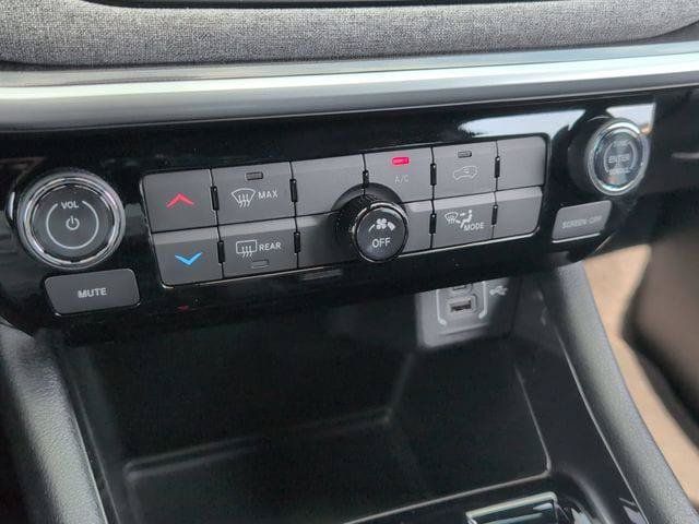 Certified 2023 Jeep Compass Latitude AWD/4WD image 13