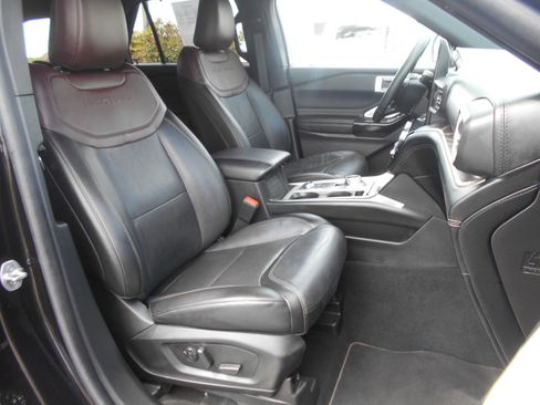 Used 2022 Ford Explorer Platinum w/ Equipment Group 601A image 10