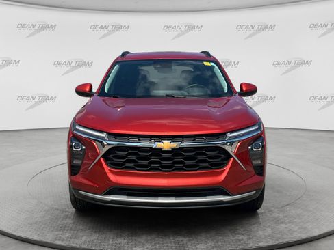 Used 2024 Chevrolet Trax LT w/ Driver Confidence Package FWD image 2